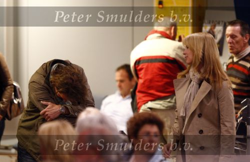Rotterdam 29 februari 2008
Linda de Mol en 1eroen Rietbergen komen aan op vliegveld Zestienhoven na hun eerste liefdesvakantie in portugal. Buiten stormt/ waait het het.
Peter Smulders bv