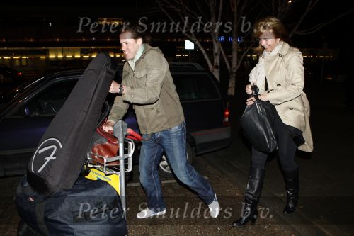 Rotterdam 29 februari 2008
Linda de Mol en 1eroen Rietbergen komen aan op vliegveld Zestienhoven na hun eerste liefdesvakantie in portugal. Buiten stormt/ waait het het.
Peter Smulders bv