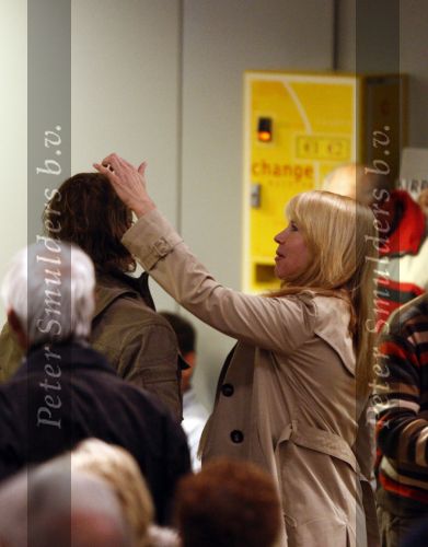 Rotterdam 29 februari 2008
Linda de Mol en 1eroen Rietbergen komen aan op vliegveld Zestienhoven na hun eerste liefdesvakantie in portugal. Buiten stormt/ waait het het.
Peter Smulders bv
