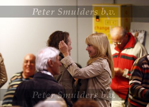 Rotterdam 29 februari 2008
Linda de Mol en 1eroen Rietbergen komen aan op vliegveld Zestienhoven na hun eerste liefdesvakantie in portugal. Buiten stormt/ waait het het.
Peter Smulders bv