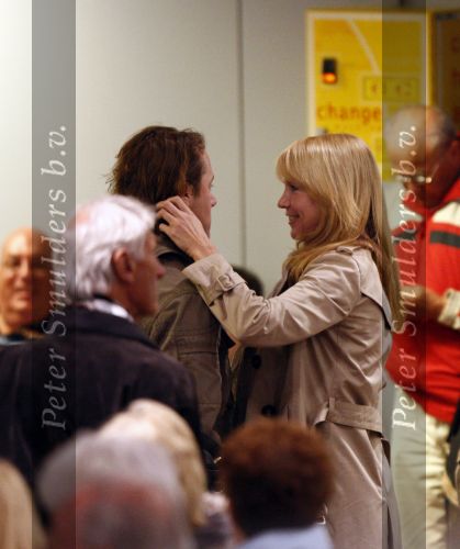 Rotterdam 29 februari 2008
Linda de Mol en 1eroen Rietbergen komen aan op vliegveld Zestienhoven na hun eerste liefdesvakantie in portugal. Buiten stormt/ waait het het.
Peter Smulders bv