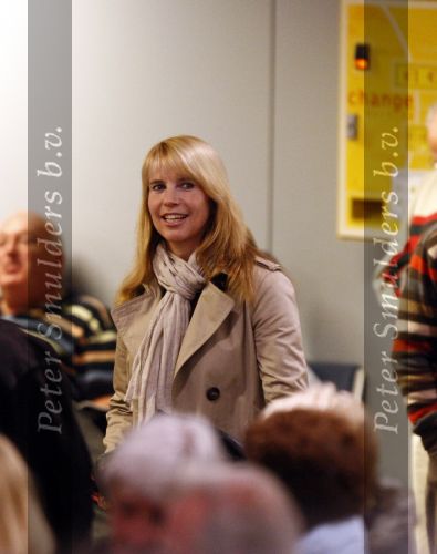 Rotterdam 29 februari 2008
Linda de Mol en 1eroen Rietbergen komen aan op vliegveld Zestienhoven na hun eerste liefdesvakantie in portugal. Buiten stormt/ waait het het.
Peter Smulders bv