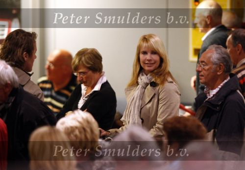 Rotterdam 29 februari 2008
Linda de Mol en 1eroen Rietbergen komen aan op vliegveld Zestienhoven na hun eerste liefdesvakantie in portugal. Buiten stormt/ waait het het.
Peter Smulders bv