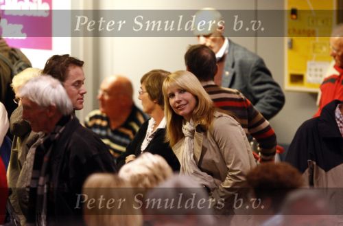 Rotterdam 29 februari 2008
Linda de Mol en 1eroen Rietbergen komen aan op vliegveld Zestienhoven na hun eerste liefdesvakantie in portugal. Buiten stormt/ waait het het.
Peter Smulders bv