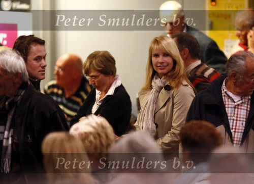 Rotterdam 29 februari 2008
Linda de Mol en 1eroen Rietbergen komen aan op vliegveld Zestienhoven na hun eerste liefdesvakantie in portugal. Buiten stormt/ waait het het.
Peter Smulders bv