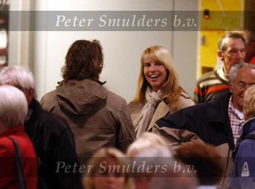 Rotterdam 29 februari 2008
Linda de Mol en 1eroen Rietbergen komen aan op vliegveld Zestienhoven na hun eerste liefdesvakantie in portugal. Buiten stormt/ waait het het.
Peter Smulders bv