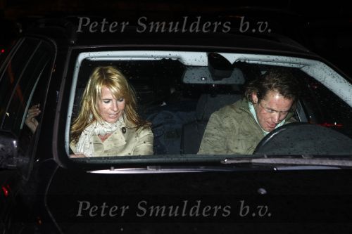 Rotterdam 29 februari 2008
Linda de Mol en 1eroen Rietbergen komen aan op vliegveld Zestienhoven na hun eerste liefdesvakantie in portugal. Buiten stormt/ waait het het.
Peter Smulders bv