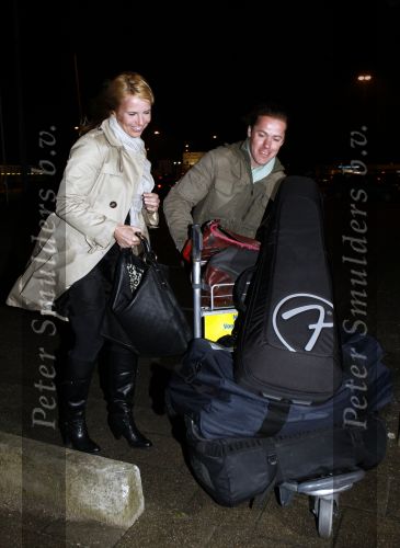 Rotterdam 29 februari 2008
Linda de Mol en 1eroen Rietbergen komen aan op vliegveld Zestienhoven na hun eerste liefdesvakantie in portugal. Buiten stormt/ waait het het.
Peter Smulders bv
