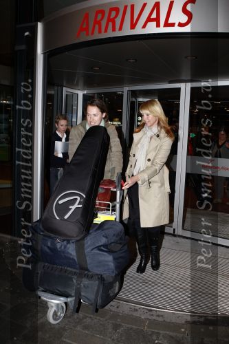 Rotterdam 29 februari 2008
Linda de Mol en 1eroen Rietbergen komen aan op vliegveld Zestienhoven na hun eerste liefdesvakantie in portugal. Buiten stormt/ waait het het.
Peter Smulders bv