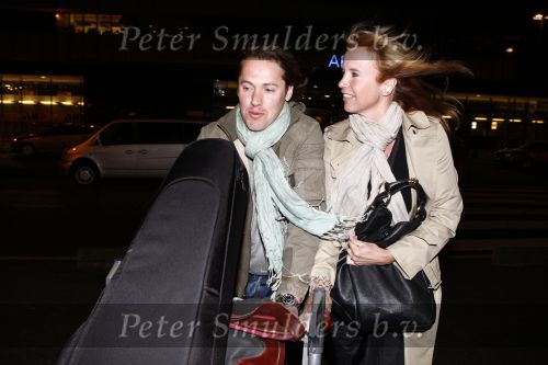 Rotterdam 29 februari 2008
Linda de Mol en 1eroen Rietbergen komen aan op vliegveld Zestienhoven na hun eerste liefdesvakantie in portugal. Buiten stormt/ waait het het.
Peter Smulders bv