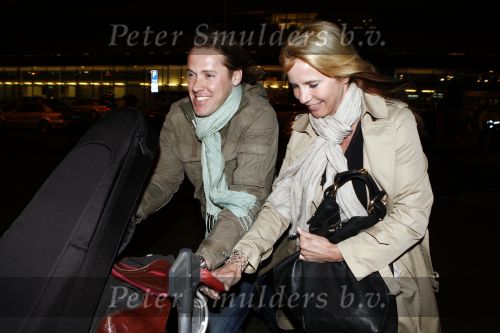 Rotterdam 29 februari 2008
Linda de Mol en 1eroen Rietbergen komen aan op vliegveld Zestienhoven na hun eerste liefdesvakantie in portugal. Buiten stormt/ waait het het.
Peter Smulders bv