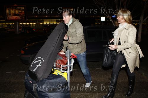 Rotterdam 29 februari 2008
Linda de Mol en 1eroen Rietbergen komen aan op vliegveld Zestienhoven na hun eerste liefdesvakantie in portugal. Buiten stormt/ waait het het.
Peter Smulders bv