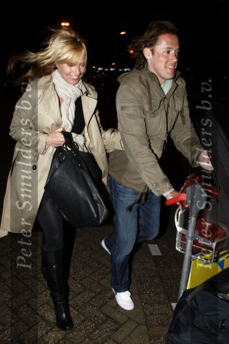 Rotterdam 29 februari 2008
Linda de Mol en 1eroen Rietbergen komen aan op vliegveld Zestienhoven na hun eerste liefdesvakantie in portugal. Buiten stormt/ waait het het.
Peter Smulders bv