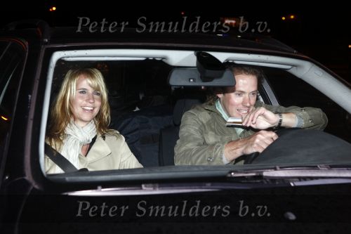 Rotterdam 29 februari 2008
Linda de Mol en 1eroen Rietbergen komen aan op vliegveld Zestienhoven na hun eerste liefdesvakantie in portugal. Buiten stormt/ waait het het.
Peter Smulders bv