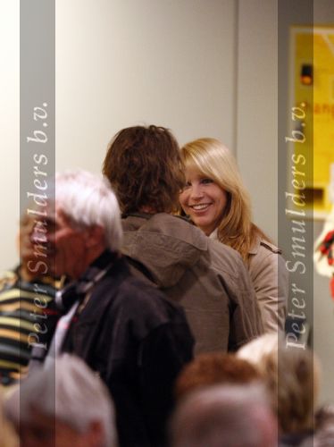 Rotterdam 29 februari 2008
Linda de Mol en 1eroen Rietbergen komen aan op vliegveld Zestienhoven na hun eerste liefdesvakantie in portugal. Buiten stormt/ waait het het.
Peter Smulders bv