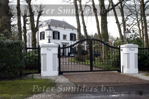 Huizen 29 maart 2008
Julian Vahle de Mol is jarig en het hele huis van Linda de Mol is versierd met ballonnen en slingers.
Peter Smulders bv