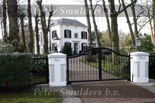 Huizen 29 maart 2008
Julian Vahle de Mol is jarig en het hele huis van Linda de Mol is versierd met ballonnen en slingers.
Peter Smulders bv