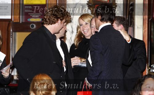 Amsterdam 8 oktober 2007
Linda de Mol bij de premiere van Alles is liefde in Tuschinski. Linda met Viggo Waas ( Op de rug )
Peter Smulders bv