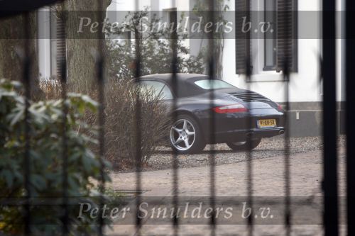 Huizen 17 november 2007
Porsche van Linda de Mol voor haar huis