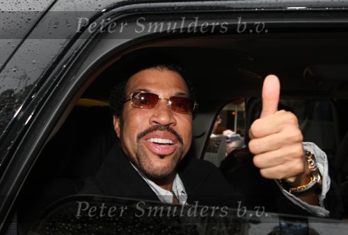 Amsterdam, 7 September 2008
De Amerikaanse zanger Lionel Richie verlaat het Amstel Hotel om naar zijn concert te gaan in Arnhem
