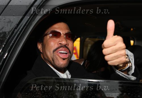 Amsterdam, 7 September 2008
De Amerikaanse zanger Lionel Richie verlaat het Amstel Hotel om naar zijn concert te gaan in Arnhem