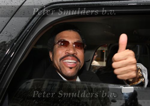 Amsterdam, 7 September 2008
De Amerikaanse zanger Lionel Richie verlaat het Amstel Hotel om naar zijn concert te gaan in Arnhem