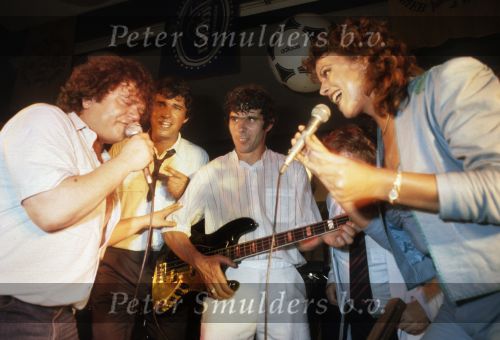 Rotterdam, 4 juni 1983
Afscheid Willem v Hanegem voetbalwedstrijd met FC Feyenoord tegen het Nederlands elftal van 1974
Na afloop wedstrijd een feest met o.a. optreden Willem met Andre Hazes Ron Brandsteder en Lisa Boray