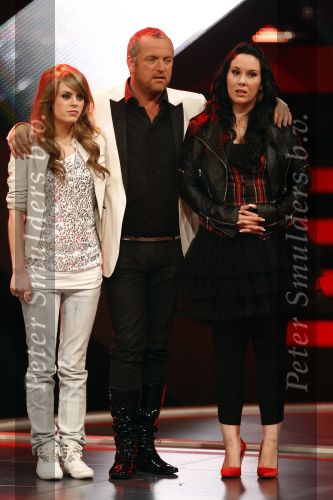 Hilversum 1 mei 2009
Halve finale van x factor in studio 22. Gordon met Lisa en Hester
Peter Smulders bv