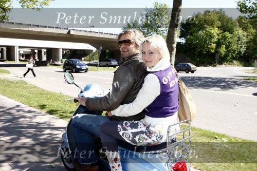 Amsterdam 12 mei 2009
Het blad Grazia organiseert samen met vespa scooters een leuke rally door amsterdam heen. Lone v Roosendaal en Victor Reinier
Peter Smulders bv