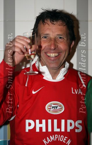 Arnhem, 20 April 2008 Kompetitiewedstrijd Vitesse-PSV, eindstand 0-1 Seizoen 2007/2008
PSV Landskampioen 
Luc v Agt viert feest met een glaasje champagne