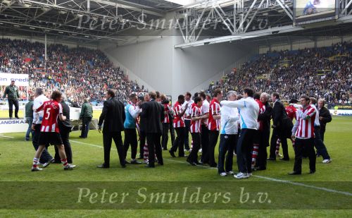 Arnhem, 20 April 2008 Kompetitiewedstrijd Vitesse-PSV, eindstand 0-1 Seizoen 2007/2008
PSV Landskampioen 
Luc v Agt viert feest met Sef Vergoossen