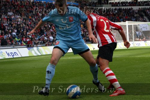 Eindhoven, 13 April 2008 Kampioenswedstrijd PSV-FC Twente, eindstand 1-1 Seizoen 2007/2008. PSV daardoor nog niet kampioen.
Balazs Dzsudzsak in duel met Luke Wilkshire