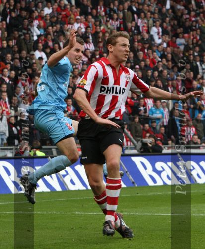 Eindhoven, 13 April 2008 Kampioenswedstrijd PSV-FC Twente, eindstand 1-1 Seizoen 2007/2008. PSV daardoor nog niet kampioen.
Jan Kromkamp in duel met Luke Wilkshire
