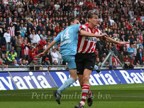 Eindhoven, 13 April 2008 Kampioenswedstrijd PSV-FC Twente, eindstand 1-1 Seizoen 2007/2008. PSV daardoor nog niet kampioen.
Jan Kromkamp in duel met Luke Wilkshire