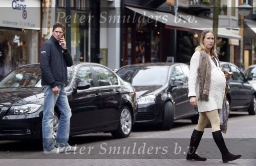 Amsterdam 19 oktober 2007
Maarten Lafeber met zijn hoogzwangere vriendin Kim v Tienhoven in zijn porsche.