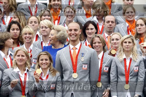 Den Haag 27 augustus 2008
De Olympische medaille winnaars van Peking op het bordes bij Koningin Beatrix. Aanwezig oa Anky v Grunsven Maarten v d Weijden Inge Dekker Marianne Vos Naomi v As Fatima de Moreiro Melo, anky v Grunsven Deborah Gravenstijn...
Peter Smulders bv