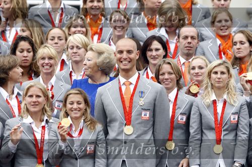 Den Haag 27 augustus 2008
De Olympische medaille winnaars van Peking op het bordes bij Koningin Beatrix. Aanwezig oa Anky v Grunsven Maarten v d Weijden Inge Dekker Marianne Vos Naomi v As Fatima de Moreiro Melo, anky v Grunsven Deborah Gravenstijn...
Peter Smulders bv