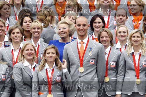 Den Haag 27 augustus 2008
De Olympische medaille winnaars van Peking op het bordes bij Koningin Beatrix. Aanwezig oa Anky v Grunsven Maarten v d Weijden Inge Dekker Marianne Vos Naomi v As Fatima de Moreiro Melo, anky v Grunsven Deborah Gravenstijn...
Peter Smulders bv