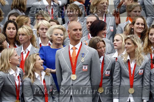 Den Haag 27 augustus 2008
De Olympische medaille winnaars van Peking op het bordes bij Koningin Beatrix. Aanwezig oa Anky v Grunsven Maarten v d Weijden Inge Dekker Marianne Vos Naomi v As Fatima de Moreiro Melo, anky v Grunsven Deborah Gravenstijn...
Peter Smulders bv