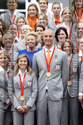 Den Haag 27 augustus 2008
De Olympische medaille winnaars van Peking op het bordes bij Koningin Beatrix. Aanwezig oa Anky v Grunsven Maarten v d Weijden Inge Dekker Marianne Vos Naomi v As Fatima de Moreiro Melo, anky v Grunsven Deborah Gravenstijn...
Peter Smulders bv