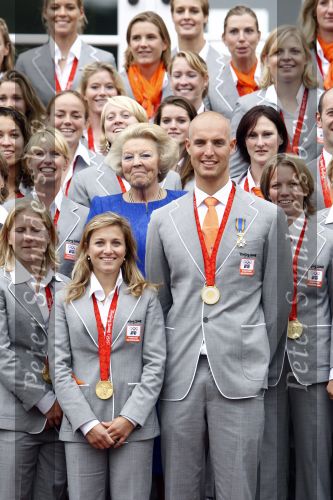 Den Haag 27 augustus 2008
De Olympische medaille winnaars van Peking op het bordes bij Koningin Beatrix. Aanwezig oa Anky v Grunsven Maarten v d Weijden Inge Dekker Marianne Vos Naomi v As Fatima de Moreiro Melo, anky v Grunsven Deborah Gravenstijn...
Peter Smulders bv