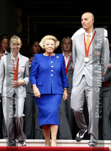 Den Haag 27 augustus 2008
De Olympische medaille winnaars van Peking op het bordes bij Koningin Beatrix. Aanwezig oa Anky v Grunsven Maarten v d Weijden Inge Dekker Marianne Vos Naomi v As Fatima de Moreiro Melo, anky v Grunsven Deborah Gravenstijn...
Peter Smulders bv