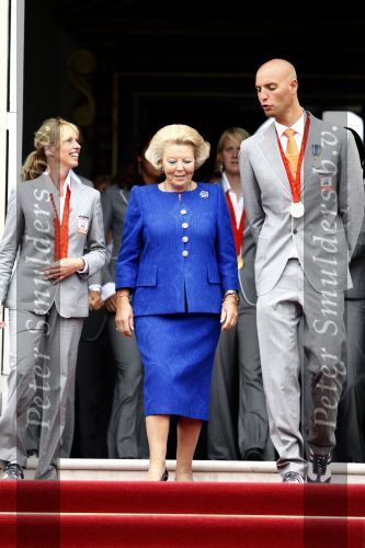 Den Haag 27 augustus 2008
De Olympische medaille winnaars van Peking op het bordes bij Koningin Beatrix. Aanwezig oa Anky v Grunsven Maarten v d Weijden Inge Dekker Marianne Vos Naomi v As Fatima de Moreiro Melo, anky v Grunsven Deborah Gravenstijn...
Peter Smulders bv