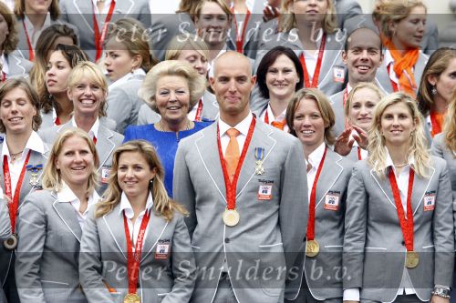 Den Haag 27 augustus 2008
De Olympische medaille winnaars van Peking op het bordes bij Koningin Beatrix. Aanwezig oa Anky v Grunsven Maarten v d Weijden Inge Dekker Marianne Vos Naomi v As Fatima de Moreiro Melo, anky v Grunsven Deborah Gravenstijn...
Peter Smulders bv