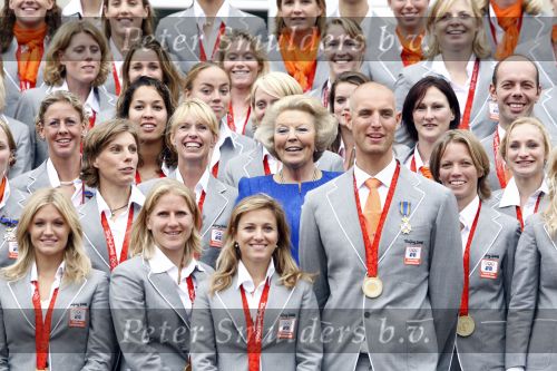 Den Haag 27 augustus 2008
De Olympische medaille winnaars van Peking op het bordes bij Koningin Beatrix. Aanwezig oa Anky v Grunsven Maarten v d Weijden Inge Dekker Marianne Vos Naomi v As Fatima de Moreiro Melo, anky v Grunsven Deborah Gravenstijn...
Peter Smulders bv