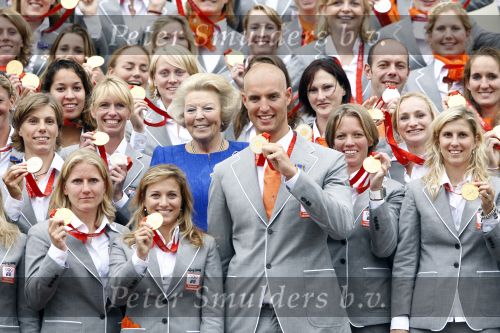 Den Haag 27 augustus 2008
De Olympische medaille winnaars van Peking op het bordes bij Koningin Beatrix. Aanwezig oa Anky v Grunsven Maarten v d Weijden Inge Dekker Marianne Vos Naomi v As Fatima de Moreiro Melo, anky v Grunsven Deborah Gravenstijn...
Peter Smulders bv