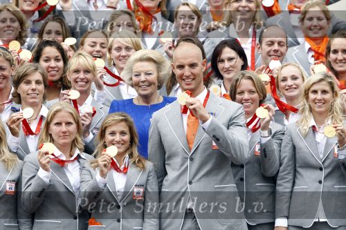 Den Haag 27 augustus 2008
De Olympische medaille winnaars van Peking op het bordes bij Koningin Beatrix. Aanwezig oa Anky v Grunsven Maarten v d Weijden Inge Dekker Marianne Vos Naomi v As Fatima de Moreiro Melo, anky v Grunsven Deborah Gravenstijn...
Peter Smulders bv