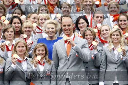 Den Haag 27 augustus 2008
De Olympische medaille winnaars van Peking op het bordes bij Koningin Beatrix. Aanwezig oa Anky v Grunsven Maarten v d Weijden Inge Dekker Marianne Vos Naomi v As Fatima de Moreiro Melo, anky v Grunsven Deborah Gravenstijn...
Peter Smulders bv