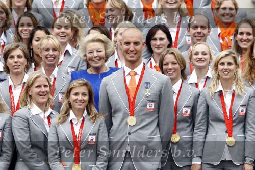 Den Haag 27 augustus 2008
De Olympische medaille winnaars van Peking op het bordes bij Koningin Beatrix. Aanwezig oa Anky v Grunsven Maarten v d Weijden Inge Dekker Marianne Vos Naomi v As Fatima de Moreiro Melo, anky v Grunsven Deborah Gravenstijn...
Peter Smulders bv