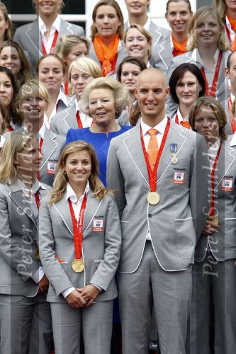 Den Haag 27 augustus 2008
De Olympische medaille winnaars van Peking op het bordes bij Koningin Beatrix. Aanwezig oa Anky v Grunsven Maarten v d Weijden Inge Dekker Marianne Vos Naomi v As Fatima de Moreiro Melo, anky v Grunsven Deborah Gravenstijn...
Peter Smulders bv